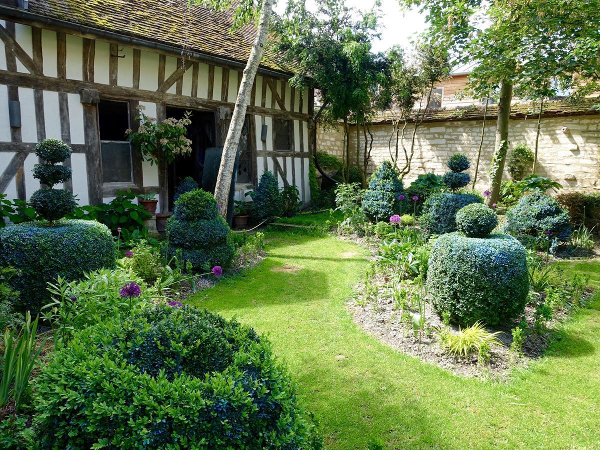 Le Jardin De La Cathedrale Acomodação com café da manhã Troyes Exterior foto