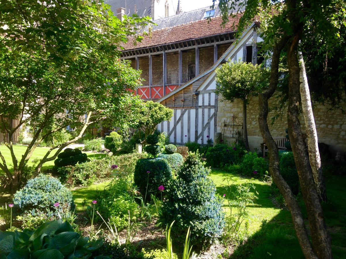 Le Jardin De La Cathedrale Acomodação com café da manhã Troyes Exterior foto